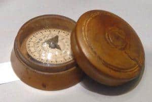 Boussole de poche en buis tourné Boussole de poche en buis tourné