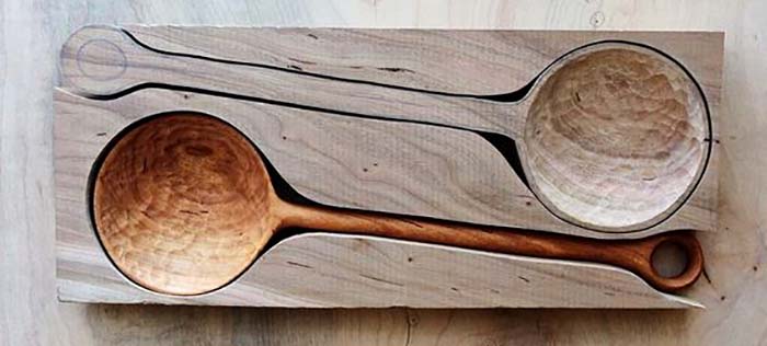 Cuillères en bois dessinées et découpées dans une planche.